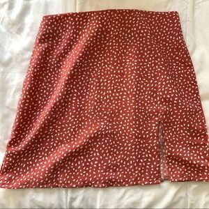 Red printed mini skirt with slit